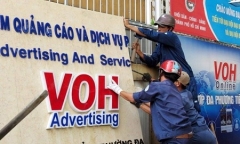 Quận 1 dỡ bảng hiệu lấn vỉa hè của Đài VOH