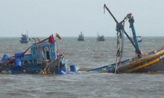 Tàu bị phá nước, 6 ngư dân sống sót giữa biển nhờ ôm can nhựa