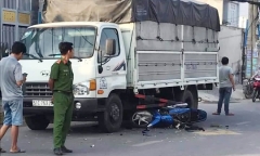 Tin tai nạn giao thông mới nhất ngày 14/12/2019: Bị giật điện thoại, 2 cha con lao xe máy vào ô tô