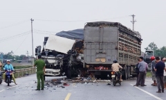 Tin tức tai nạn giao thông mới nhất hôm nay 4/11/2019: Hai xe tải đấu đầu, 4 người bị thương nặng