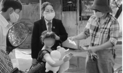 Ánh mắt đượm buồn của cháu bé bị cha dượng bạo hành, người thân bỏ rơi