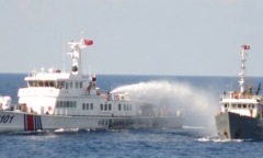 Xem tàu Trung Quốc đâm, phun vòi rồng vào tàu Việt Nam