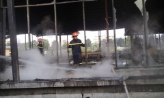 Lửa thiêu rụi khu nhà mẫu ven Hồ Tây