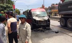 Ôtô khách va chạm xe máy rồi bốc cháy, 2 vợ chồng tử vong thương tâm