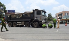 Bị xe tải cuốn vào gầm, 2 mẹ con tử vong tại chỗ