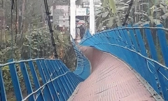 Cầu treo đứt cáp, học sinh lớp 4 rơi xuống sông mất tích
