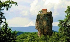 Khám phá nhà thờ cheo leo trên đỉnh cột đá khổng lồ