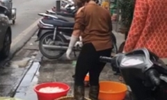 Phát hoảng clip rửa lòng lợn bằng chân tại quán ăn ở phố cổ Hà Nội