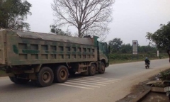 Bắt quả tang bốn thanh tra giao thông nhận tiền xe quá tải