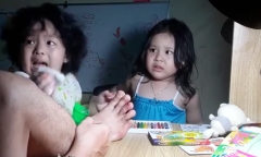 Biểu cảm siêu đáng yêu của hai cô bé khi thấy bố bị thương