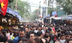 Hàng vạn người chen chân dâng hương tại Phủ Tây Hồ