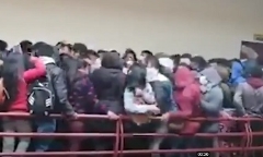 Video: Khoảnh khắc xô đẩy khiến lan can trường học bị gãy, 5 sinh viên ở Bolivia thiệt mạng