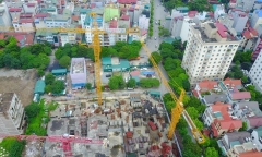 Chùm ảnh: Cần cẩu tháp nặng cả tấn 