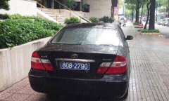 Ông Đoàn Ngọc Hải bắt xe biển xanh 80B chiếm vỉa hè