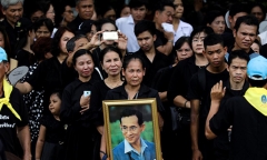 Người Thái xếp hàng dài 2 km viếng Vua Bhumibol trước lễ hỏa táng