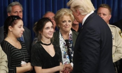 Tổng thống Trump gặp những người may mắn sống sót sau vụ xả súng ở Las Vegas