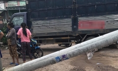Tin tức tai nạn giao thông mới nhất hôm nay 2/9/2019: Xe tải tông đổ hàng loạt cột điện ở Bình Dương