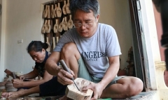 40 năm bền bỉ làm khuôn bánh trung thu, thợ mộc đã thoát nghèo