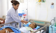Đau lòng cảnh bé trai bại não được nhà chùa cưu mang suốt 12 năm bị xe tải cán nguy kịch