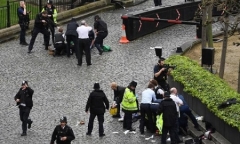 Thực hư thông tin người phụ nữ vô tâm cầm điện thoại đi qua nạn nhân vụ khủng bố