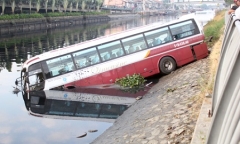 Mất lái, xe khách