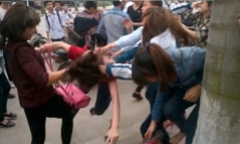 Khởi tố thêm tội danh cô gái đánh nữ sinh rồi phát trực tiếp trên Facebook