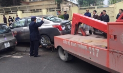 Quận 1 tiếp tục cẩu xe sang, đập thềm gara quyết giành lại vỉa hè