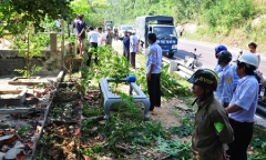 Quận 1 tiếp tục cẩu xe sang, đập thềm gara quyết giành lại vỉa hè