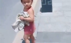 Video: Bố đi công tác, con gái rượu ôm quần áo lẽo đẽo chạy theo 