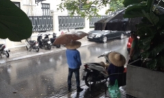 Hà Nội: Mưa lớn giữa trưa nắng, người dân mừng như bắt được vàng
