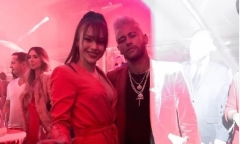 Siêu mẫu người Nga cố tình che giấu mối tình với Neymar