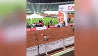 Xúc động khoảnh khắc vận động viên marathon bỏ đua để giúp đỡ đối thủ kiệt sức