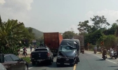 Tin tức tai nạn giao thông mới nhất hôm nay 17/9/2019: Ôtô chở khách phóng ẩu, đâm vào xe container
