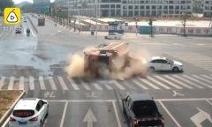 Tài xế ôtô con chạy xe kiểu “tự sát”, suýt bị xe ben chở cát nghiền vụn