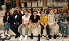 Con gái út Harper Beckham thần thái bất ngờ sau 7 tháng