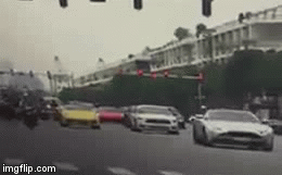 Video: Thanh niên đi xe máy tạt đầu siêu xe Lamborghini và pha đánh lái cực đỉnh của tài xế