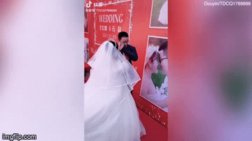 Chú rể bật khóc trong đám cưới, biết lý do ai cũng thương cảm