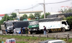 Sau tai nạn liên hoàn, 5 ô tô dính chùm, QL1 ách tắc nhiều giờ