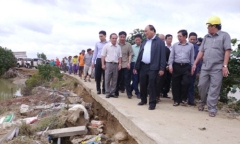 Thủ tướng Nguyễn Xuân Phúc thị sát vùng lũ ở tỉnh Bình Định