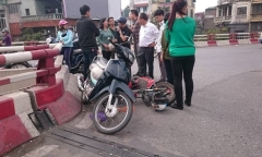 Sau cú va chạm, người đàn ông rơi từ cầu Chương Dương xuống đất