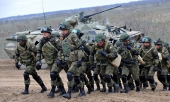 Ukraine cáo buộc hơn 80.000 binh sĩ Nga áp sát biên giới sau vụ bắt tàu trên Biển Đen