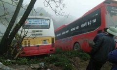Chủ xe khách bị xe bus cán tử vong khi đang cứu hộ