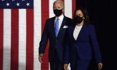 Ông Biden và nữ tướng Harris cùng đeo khẩu trang tại sự kiện ra mắt, tiếp tục 