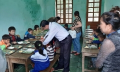 Xúc động giáo viên cắm bản góp gạo thổi cơm trưa nuôi học trò nghèo