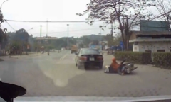 Clip: Ô tô tông 2 người phụ nữ rồi bỏ chạy