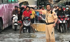 Sài Gòn vỡ đê bao, đường ngập nặng vì triều cường dâng cao