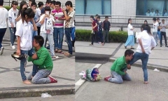Chàng trai quỳ gối, ôm chặt chân bạn gái xin lỗi gây 