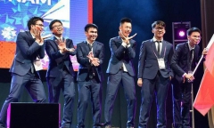 Dàn nam sinh vừa đạt huy chương Toán Quốc tế “múa quạt” ngay trên sân khấu gây bão