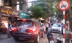 Hà Nội: Xe biển xanh đi vào đường cấm bị xe đi ngược chiều chặn đầu