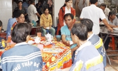 Đi hái rau cùng mẹ, 2 anh em bị sét đánh thương vong